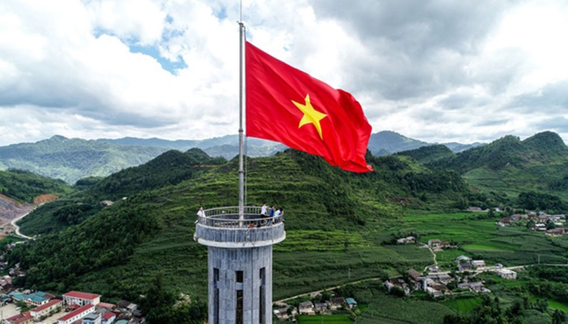 Lá cờ Tổ quốc Việt Nam trên \